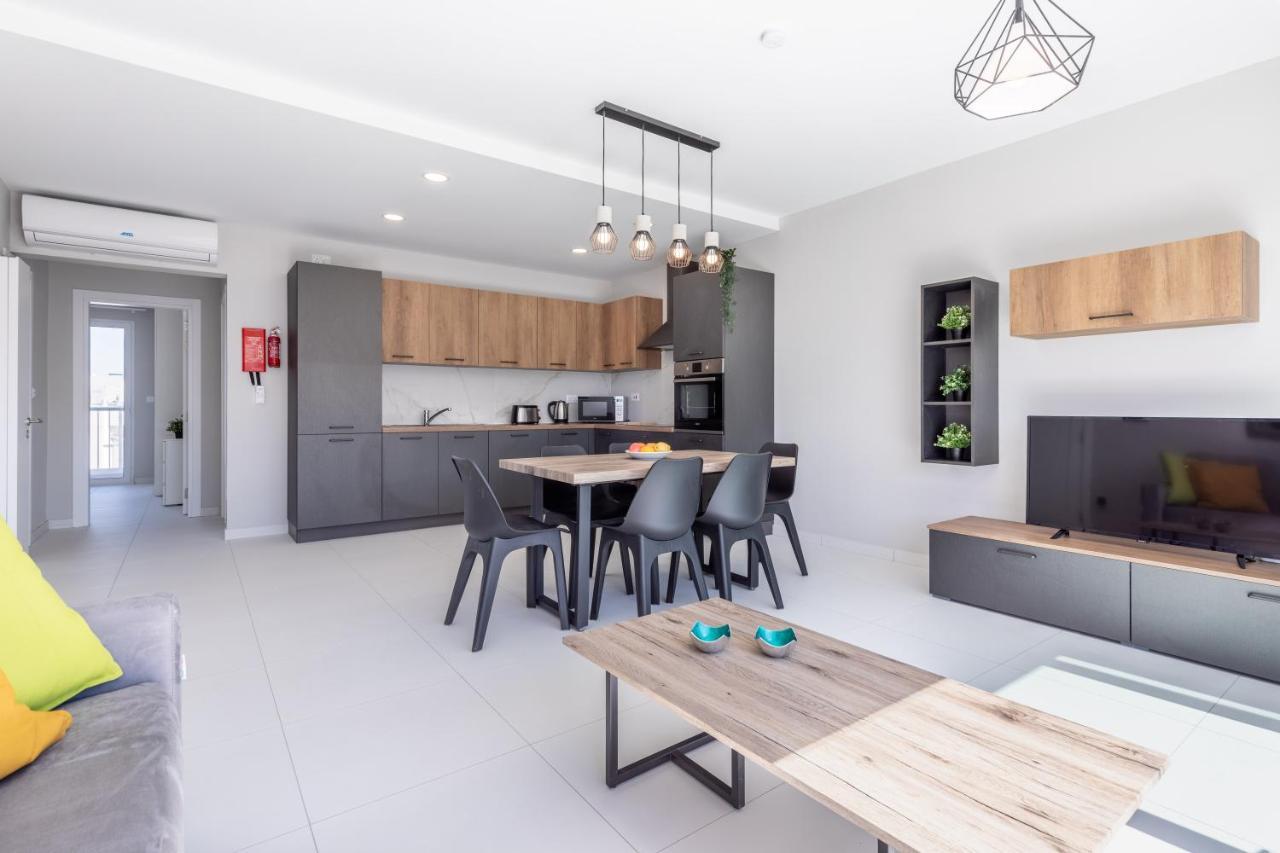 Unique Penthouse With Private Heated Jacuzzi, Close To Restaurants And Night Life Is-Swieqi Exterior photo